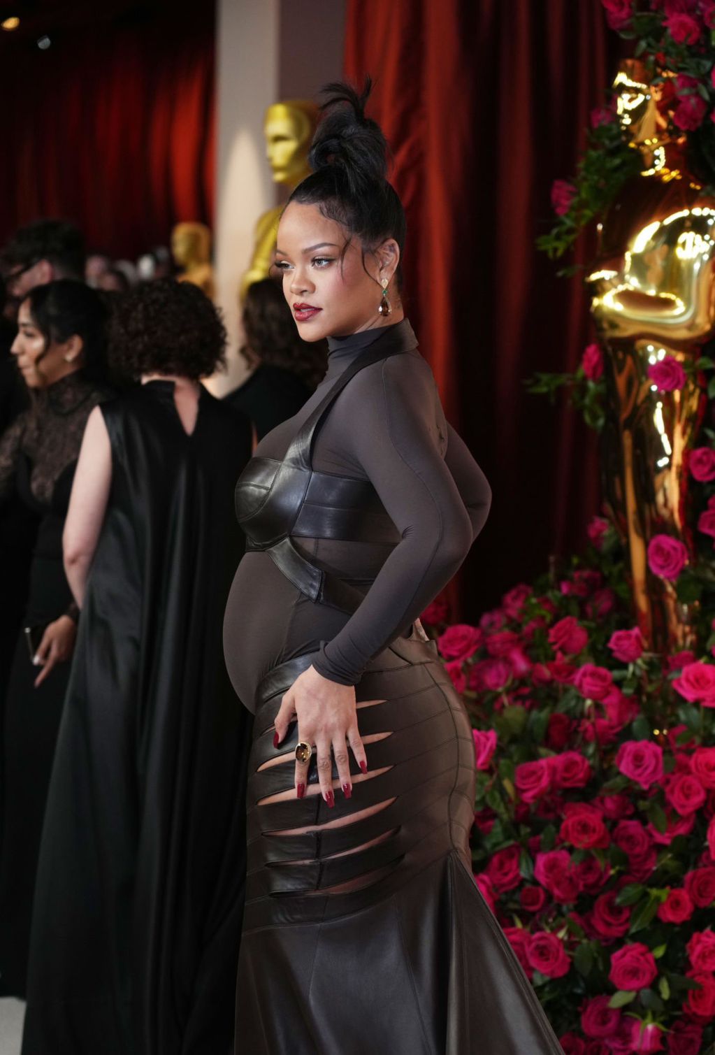El look de Rihanna en los Oscar 2023 con su vetido cut-out en las caderas