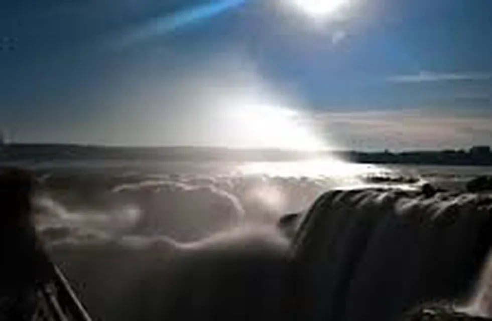 Cataratas del Iguazú bajo la Luna llena. (MisionesOnline)