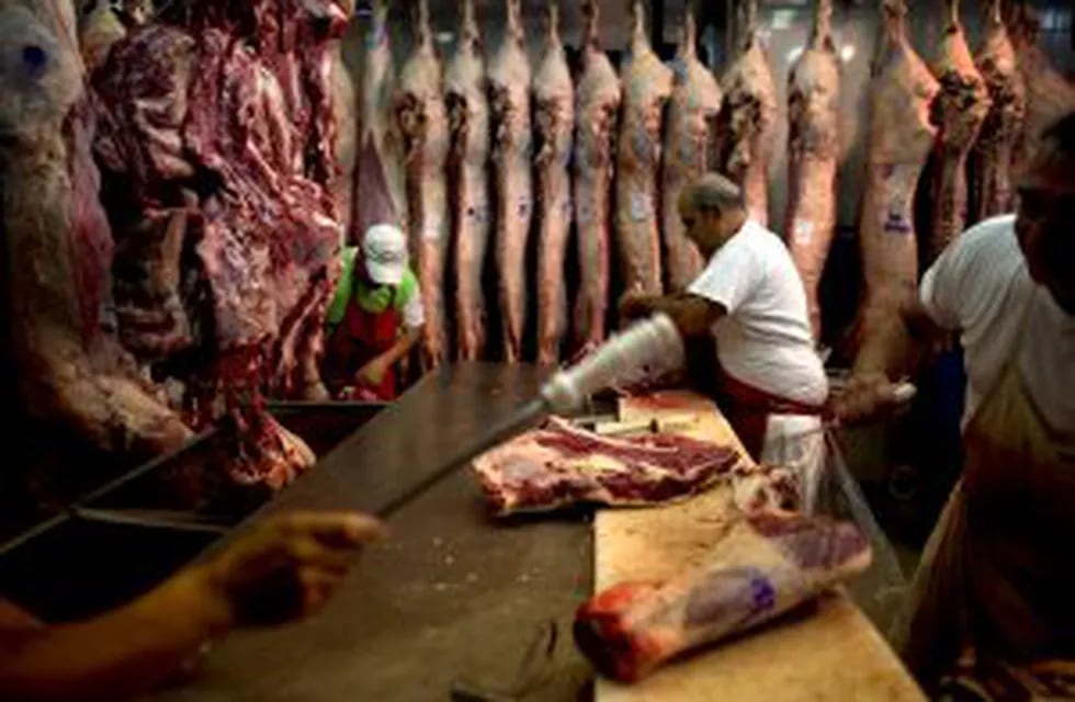 Butchers make beef cuts at a market in Buenos Aires, Argentina, Friday, Feb. 5, 2016. Argentines are being advised to cut back on meat consumption as beef prices soar. According to Miguel Schiariti the head of the Argentine Beef Chamber of Commerce, the p