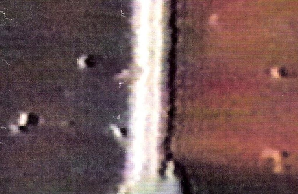Una de las imágenes de los orificios que tenía el helicóptero que llevaba a Carlos Menem Jr.