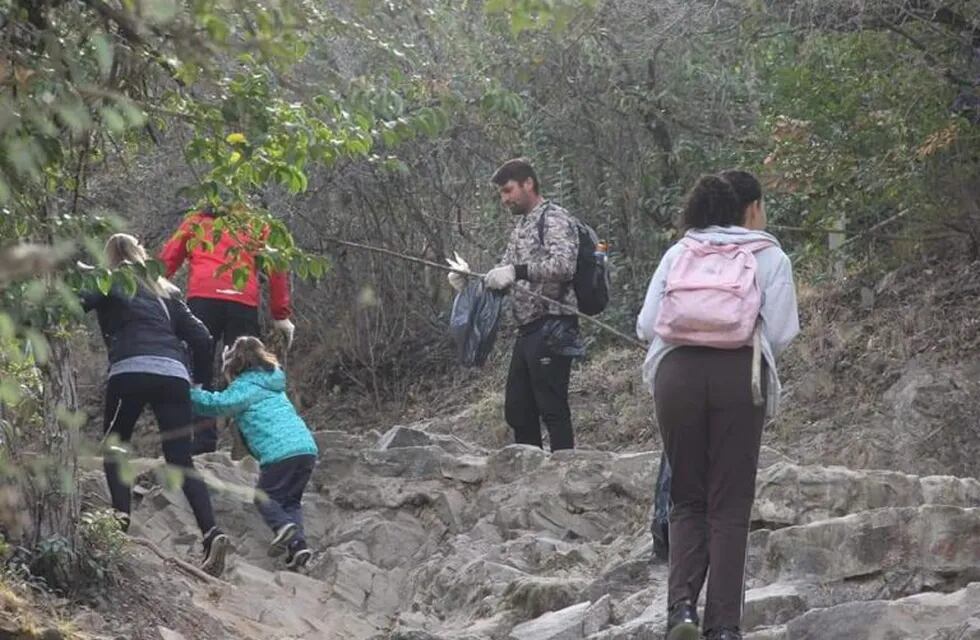 Jornada de limpieza en el Cerro La Cruz. (Foto: Prensa Municipal).