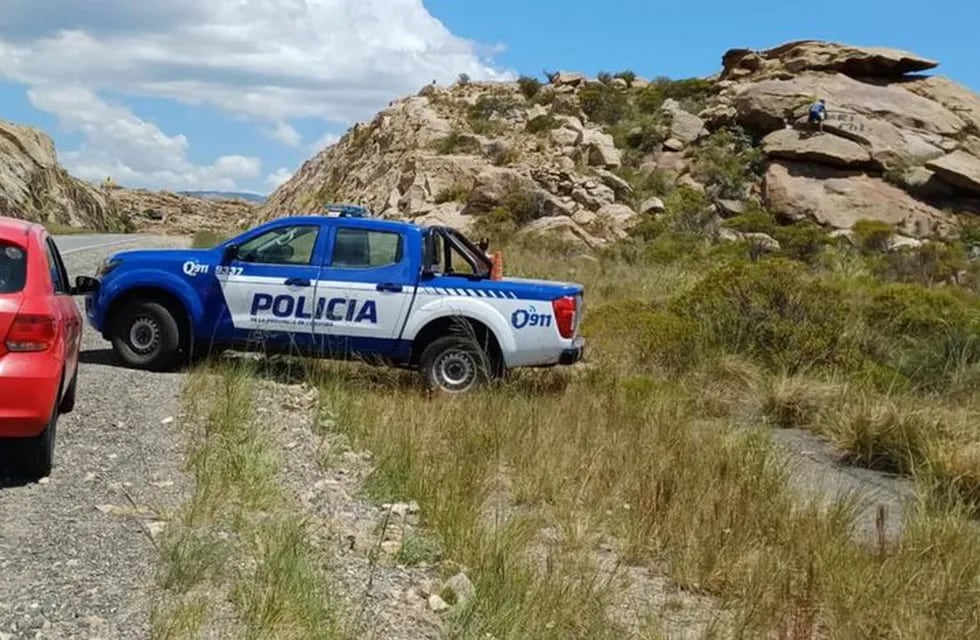 La Policía de Córdoba obligó al turista a limpiar las pintadas en el camino de las Altas Cumbres.