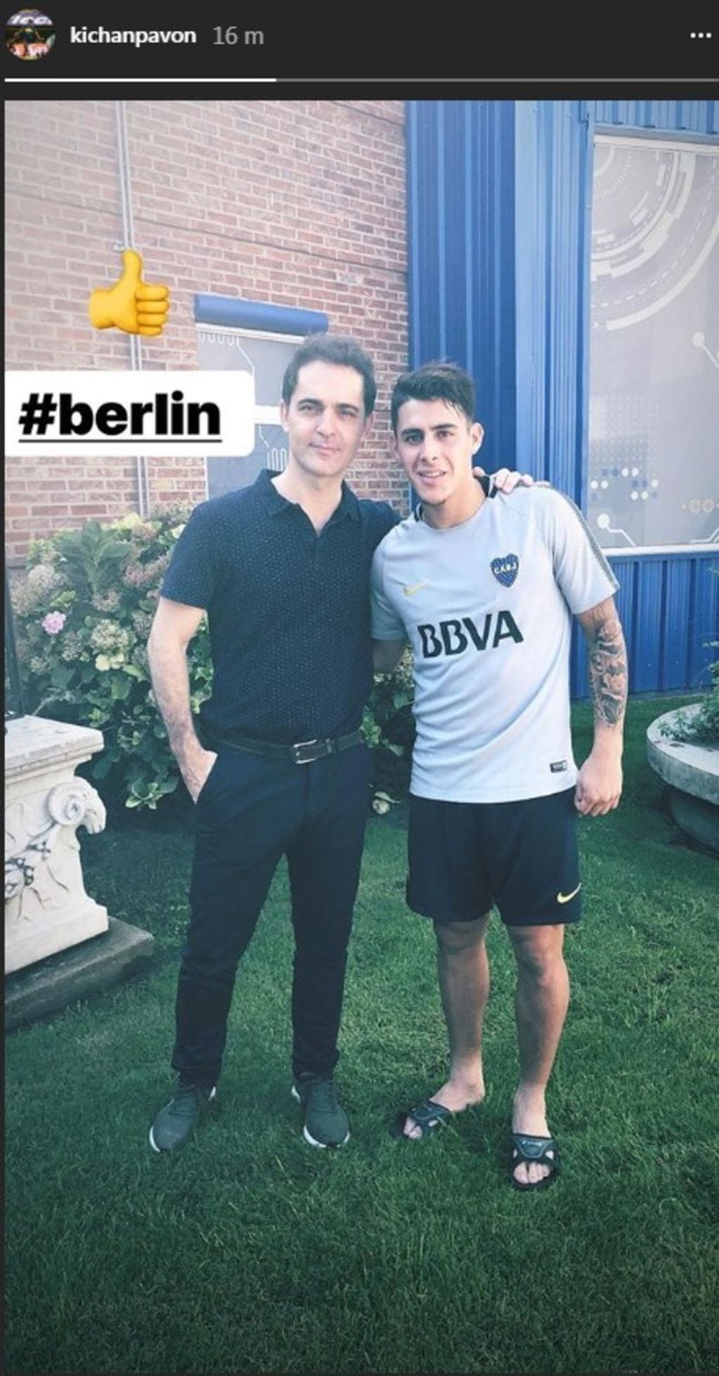 El actor epañol que interpreta a Berlín se sacó fotos con los jugadores de Boca. (Foto Instagram)