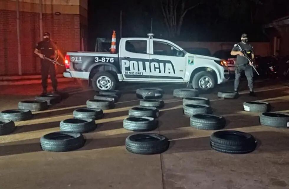 Efectivos policiales incautaron neumáticos de contrabando en Puerto Piray.