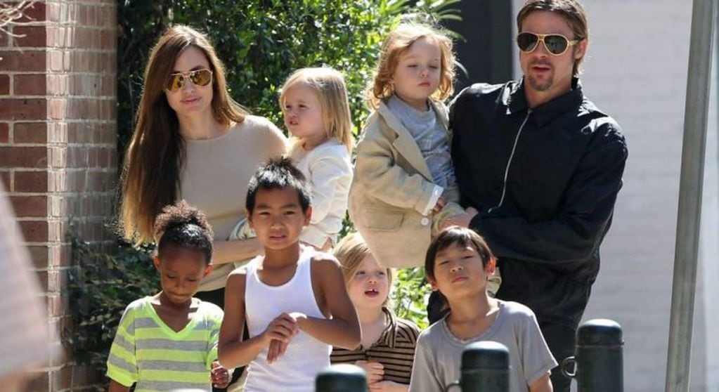 Angelina Jolie y Brad Pitt junto a sus seis hijos.
