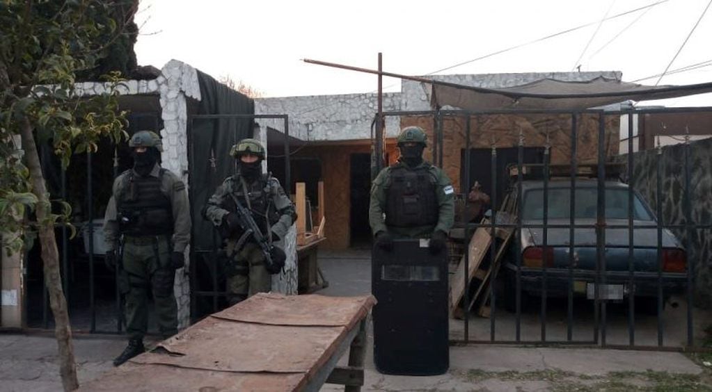 Las fuerzas federales allanaron tres domicilios particulares. (@gendarmeria)