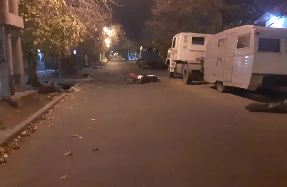 Casilla rodante estacionada y la moto de la víctima de la muerte en San Rafael.