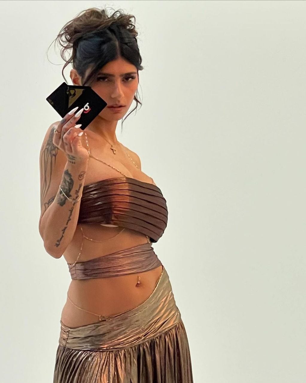 Dorado y brillos: Mia Khalifa deslumbró con un vestido de corpiño underboob y mostró mucha piel
