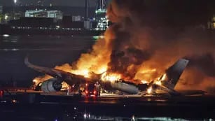 Avión prendido fuego en el aeropuerto de Haneda (Tokio) en Japón