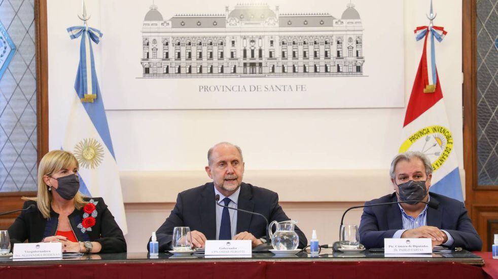 Omar Perotti encabezó el encuentro en el Salón Blanco de la capital.