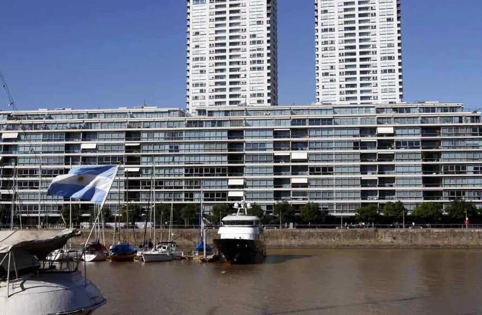 El cuerpo de un hombre de entre 40 y 50 años apareció flotando este sábado en uno de los diques de Puerto Madero.