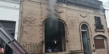 Internaron a una persona con quemaduras en Córdoba, por el incendio en una pensión.