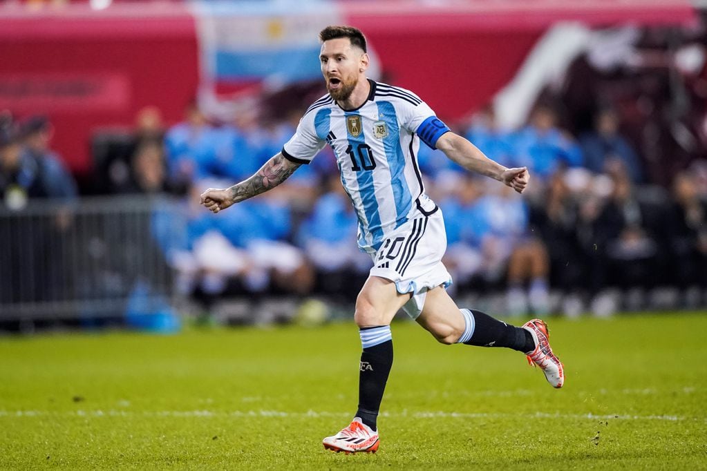 Otamendi envió un mensaje de tranquilidad sobre el estado físico de Messi antes del Mundial Qatar 2022. (AP)