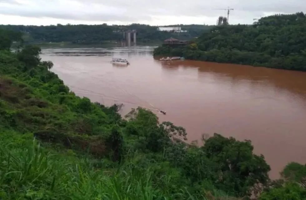 Buscan a un hombre que cayó a las aguas del rio Iguazú.