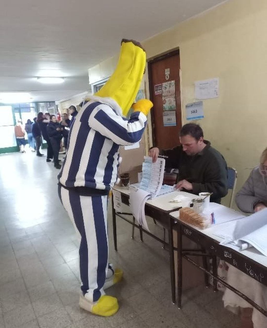 Un votante fue a la mesa disfrazado de las "Bananas en Pijamas"