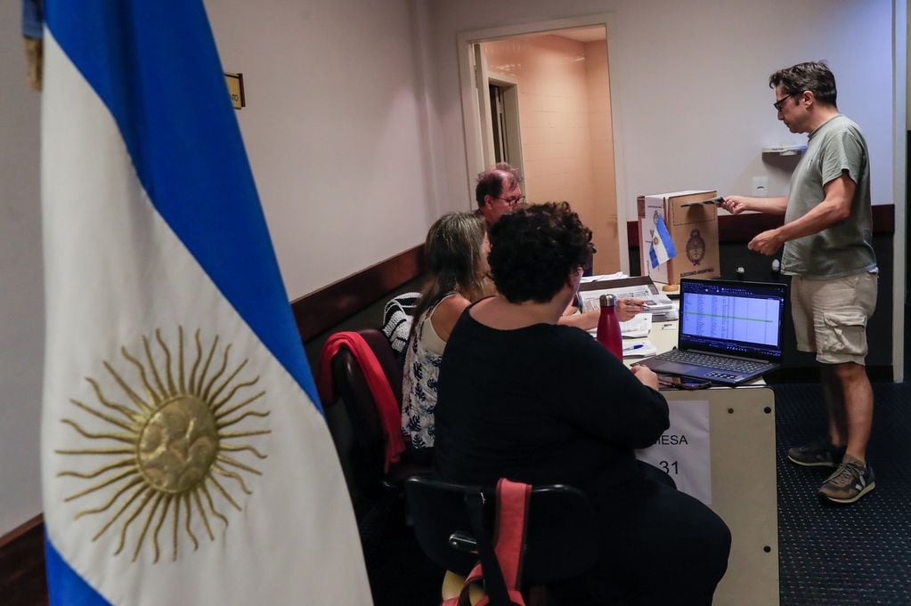 Ciudadanos argentinos residentes en Brasil votan en el consulado argentino. EFE/André Coelho
