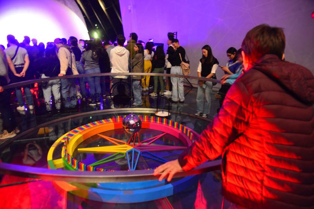 Noche de los Museos. Acrobacias, telescopio y mucha magia en el museo Plaza Cielo Tierra. (Nicolás Bravo / La Voz)