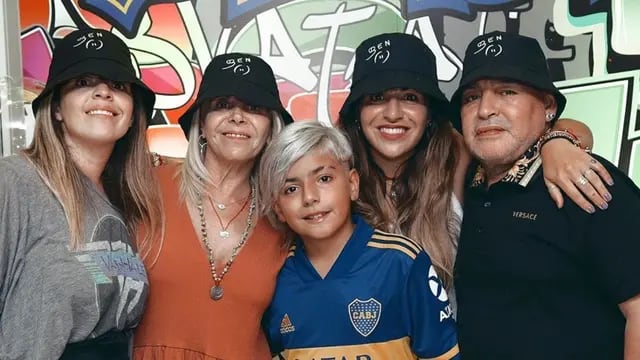  La foto que publicó Gianina Maradona con sus padres, hermana e hijo. / Gentileza. 