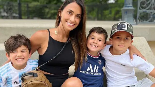 Antonela Roccuzzo junto a sus tres hijos