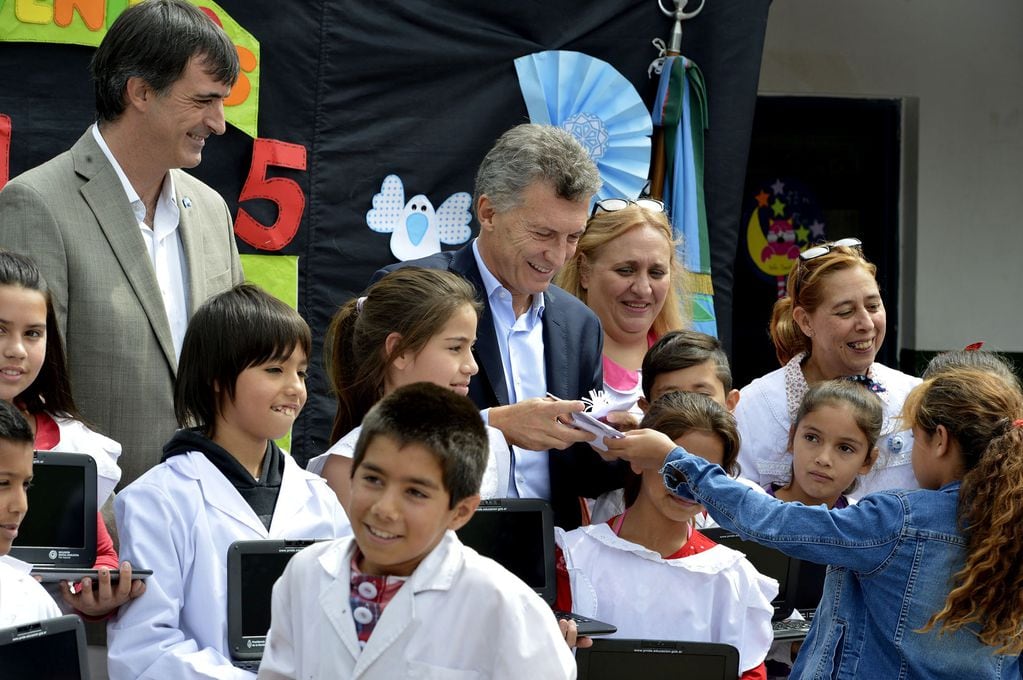 El expresidente Mauricio Macri al entregar equipamiento digital para alumnos primarios. (Foto:FOTO:DYN/PRESIDENCIA)