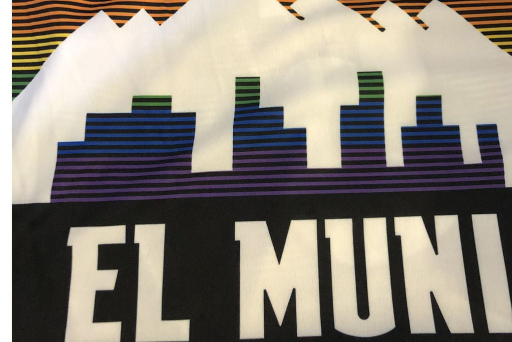 La camiseta del "Muni" con una icónica de los Denver Nuggets de "Facu" Campazzo. (@Solcito_Avila)