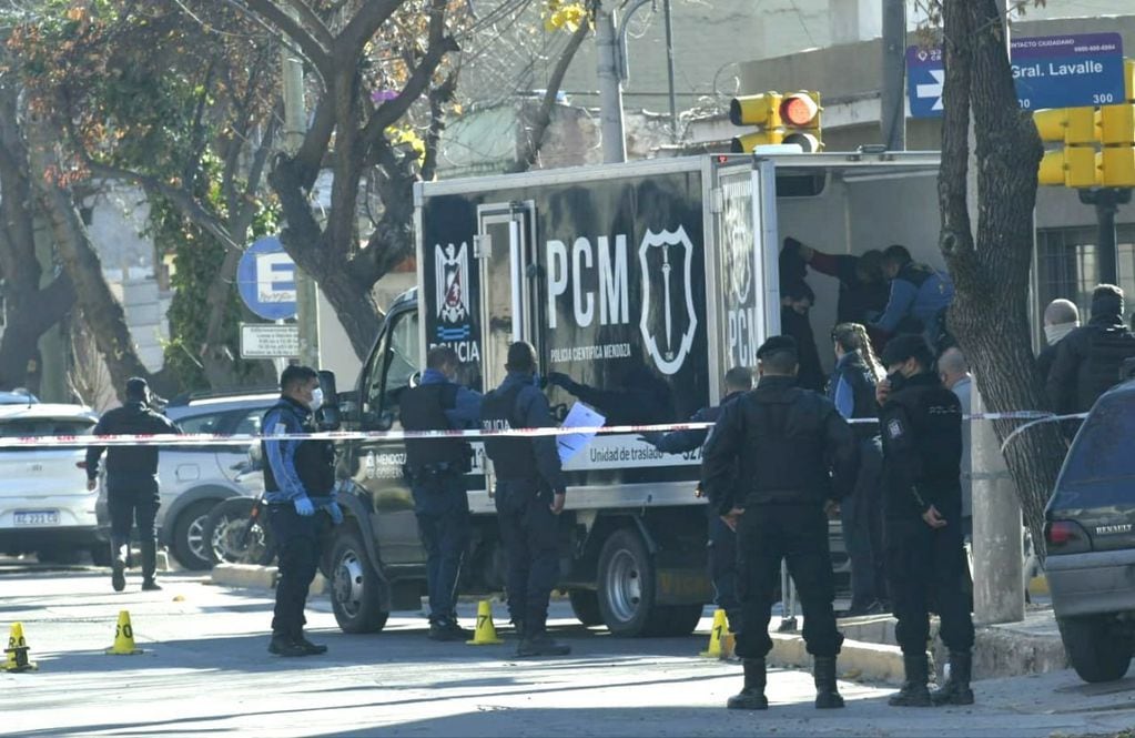 Gran despliegue policial en Godoy Cruz por la muerte de un motorista. /Orlando Pelichotti - Los Andes