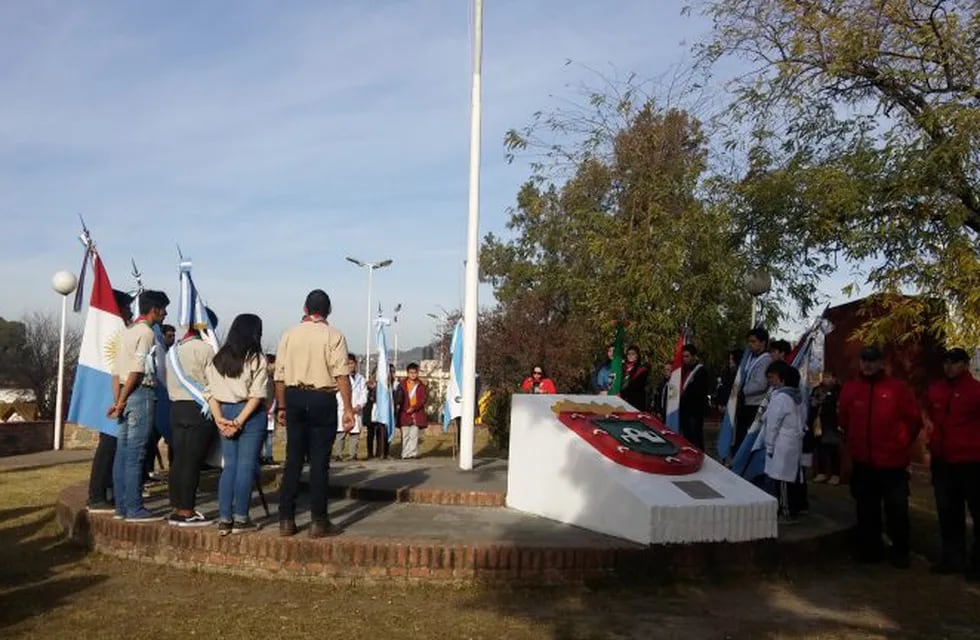 Autoridades y vecinos entonan el himno nacional en plaza San Martín
