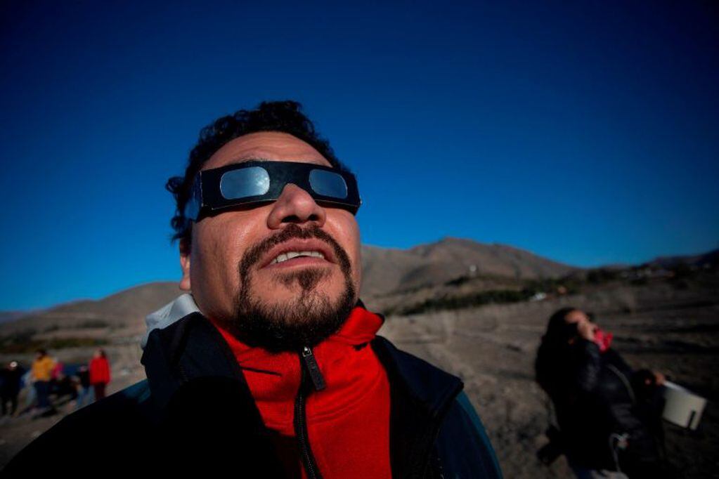 Para evitar lesiones en la vista, se deberá precisar de lentes especiales (Foto: Claudio Reyes/AFP).