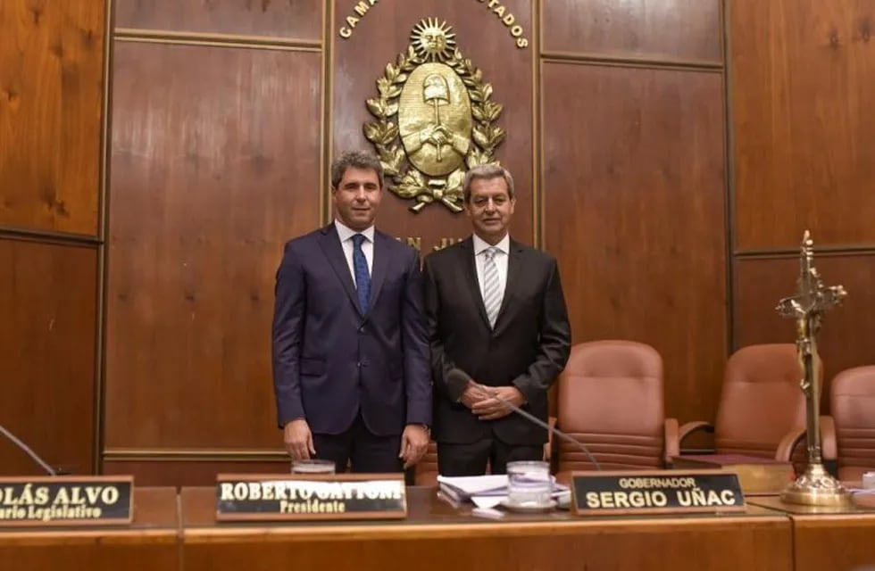 Primero juró el vicegobernador Roberto Gattoni y luego el gobernador Sergio Uñac.
