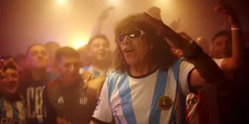 En modo Copa América, la Mona Jiménez estrenó video con el toque de las hinchadas de Córdoba.
