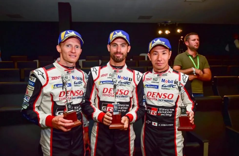 De izq. a der., Mike Conway, Pechito López y Kamui Kobayashi, ganadores con Toyota de las 4 Hs. de Silverstone, primera fecha del Mundial de Resistencia (WEC) 2019-2020.