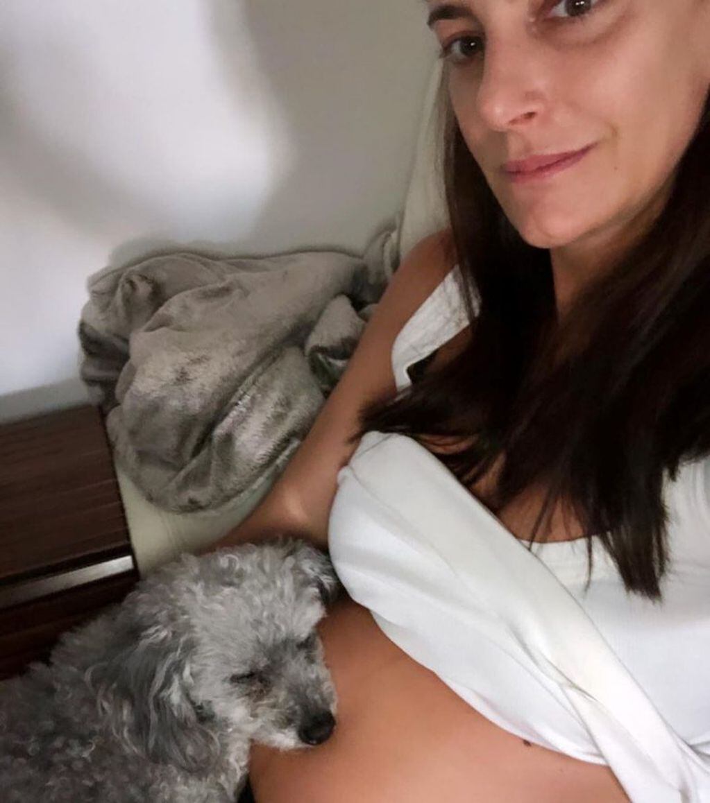 Luciana Aymar junto a su mascota que no la deja un solo instante. (Instagram)