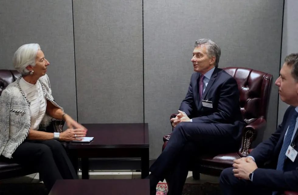 Christine Lagarde, Managing Director of the International Monetary Fund (IMF), listens to Argentina's President Mauricio Macri alongside Argentine Economy Minister Nicolas Dujovne, during a meeting in New York, U.S., September 25, 2018. Argentine Presidency/Handout via REUTERS ATTENTION EDITORS - THIS IMAGE WAS PROVIDED BY A THIRD PARTY.