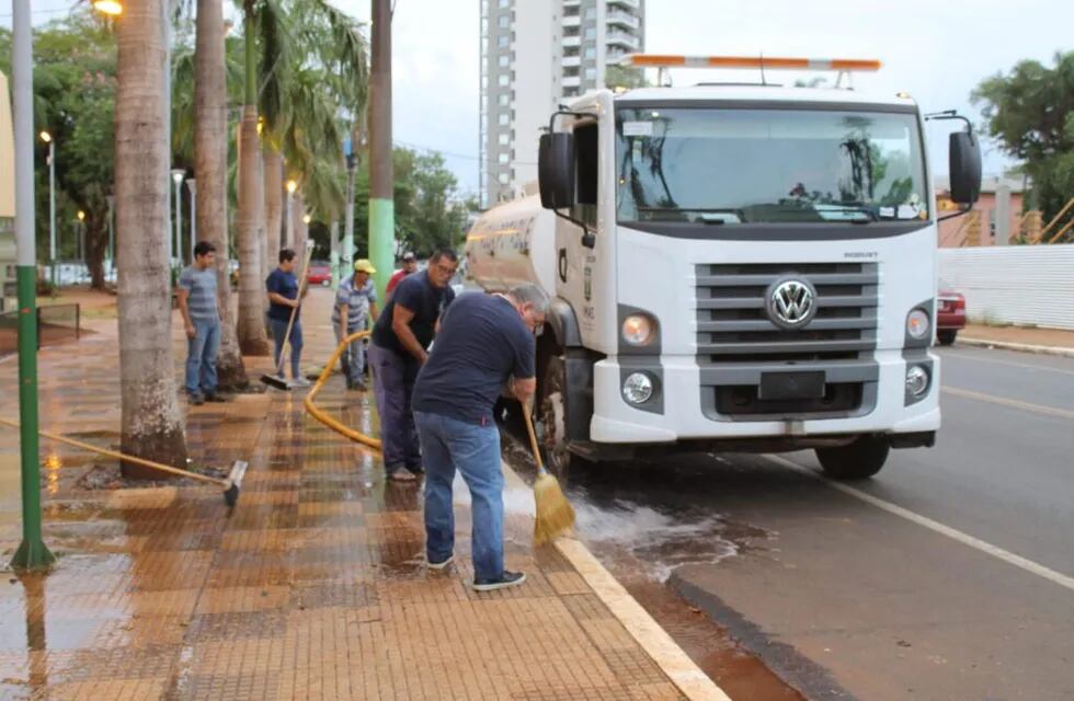 Limpieza de plazas y espacios públicos en Puerto Iguazú.