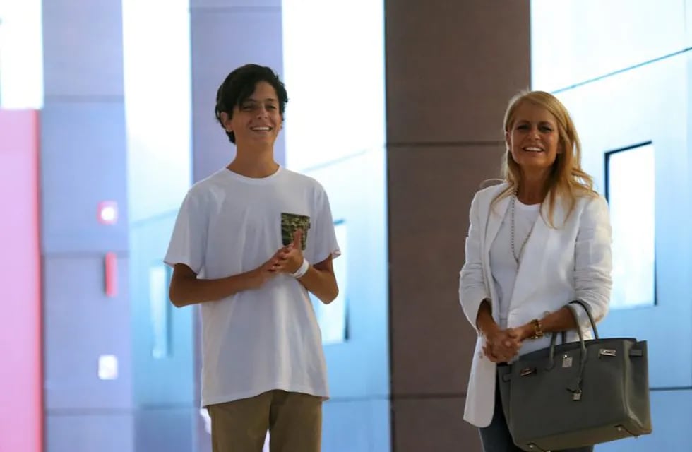 La conductora de televisión chilena Cecilia Bolocco se retira junto a su hijo Máximo Menem Bolocco de la Clínica Las Condes (DPA).