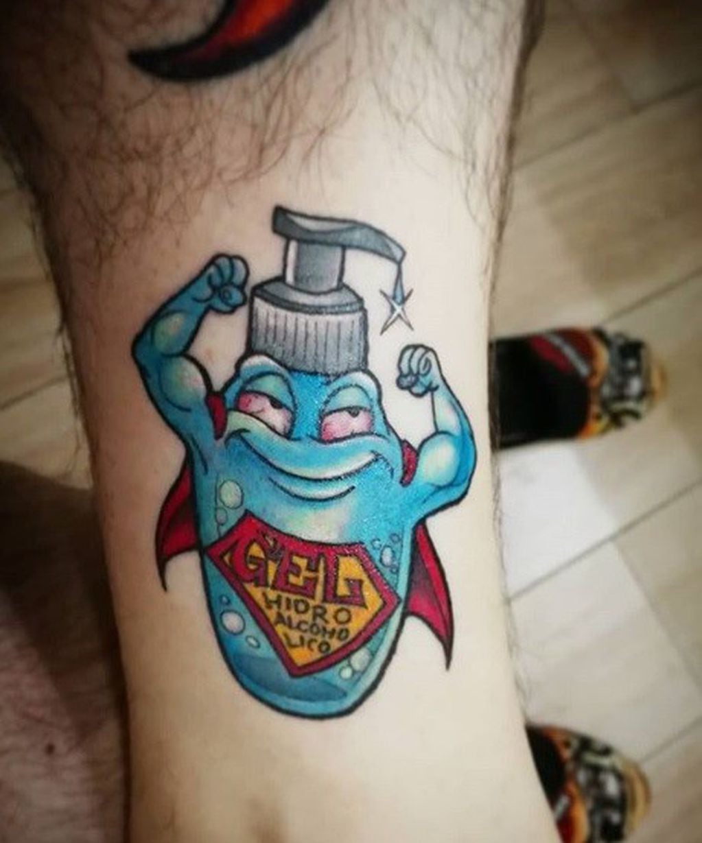 El diseño del tatuaje muestra a una botella de alcohol con forma de super héroe. (Instagram @sergioespintattoo)