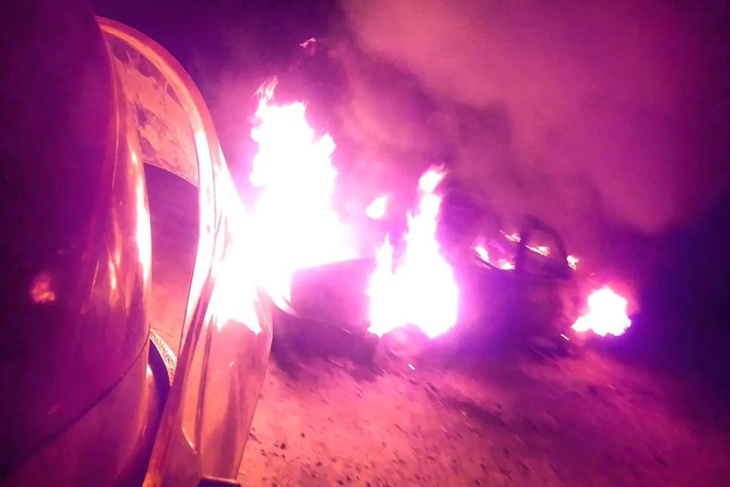 Bomberos de Arroyito sofocaron el incendio de un automóvil