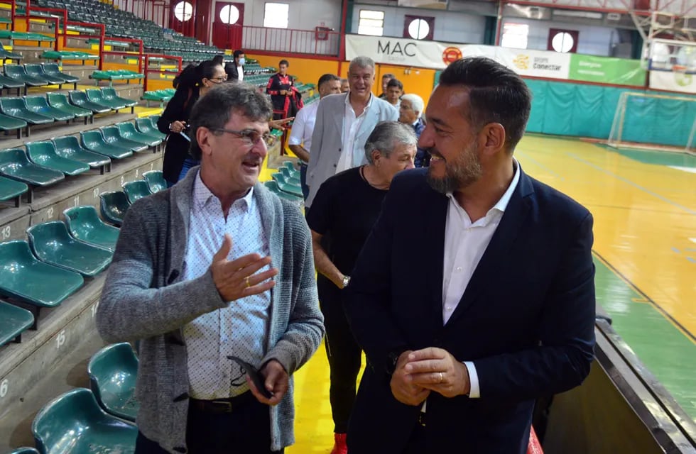 Mario Alberto Kempes llega al Polideportivo Cerutti para disertar en un encuentro llamado “Charlemos de Fútbol”. Lo acompaña, Miguel Siciliano, de la Municipalidad de Córdoba (Pedro Castillo/ La Voz).
