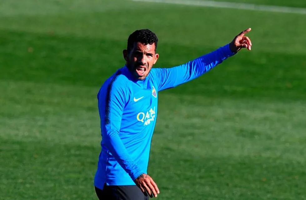 Carlos Tevez sumó minutos de fútbol en la práctica de Boca y quiere estar ante Unión. (AFP)