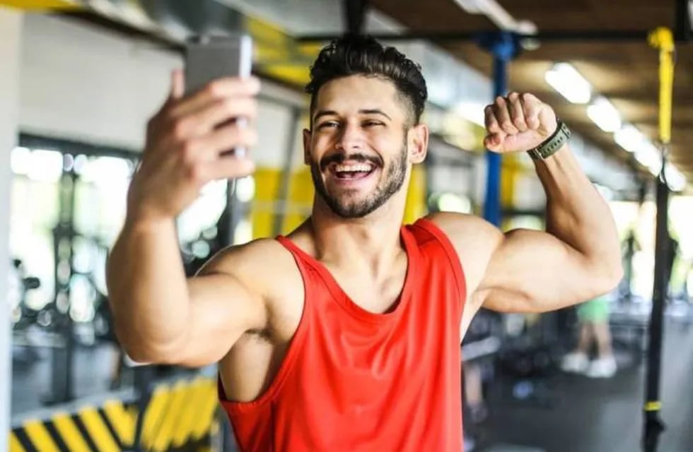 Selfie, hombre negro y gimnasio para hacer ejercicio