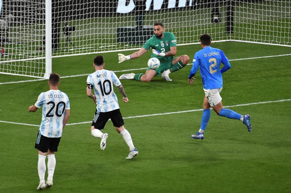 Donnarumma le ataja una pelota de gol a Lionel Messi en el segundo tiempo. (AP)