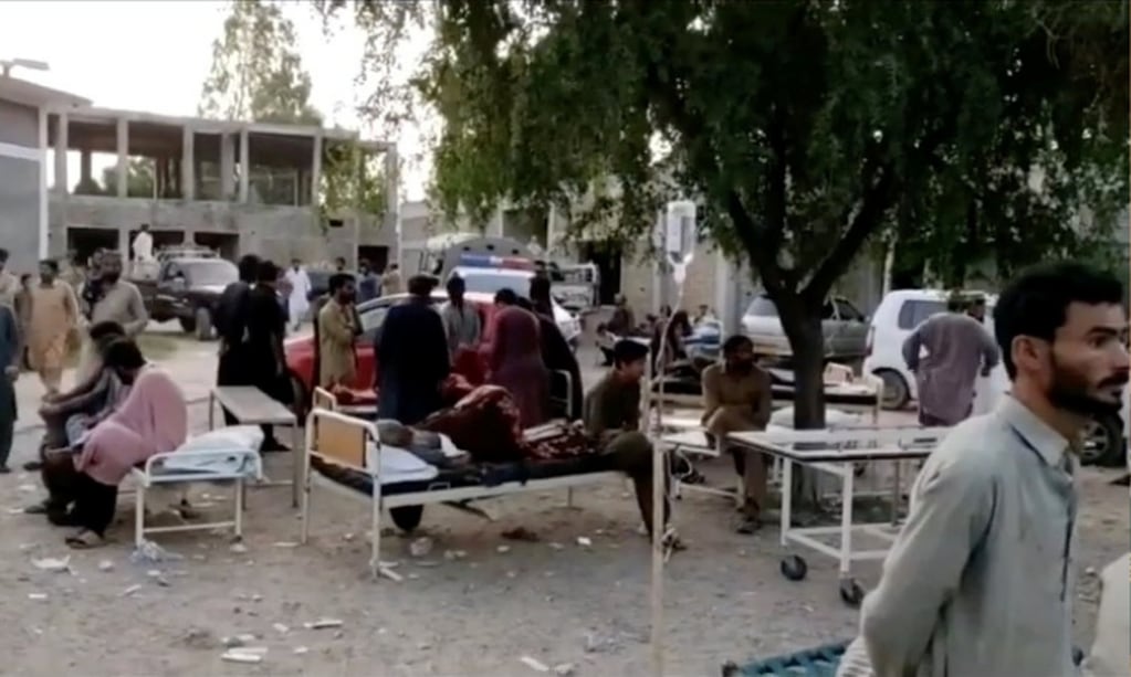 Pakistaníes reunidos fuera del hospital de Harnai.