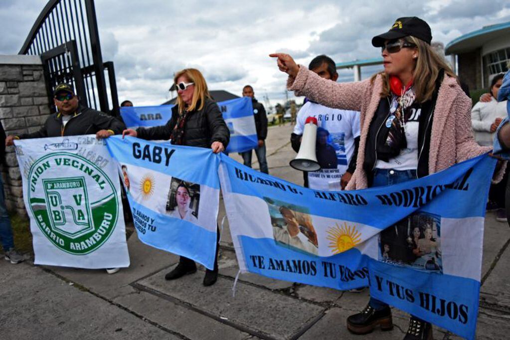 AME6702. MAR DEL PLATA (ARGENTINA), 17/11/2018.- Familiares de los submarinistas del Ara San Juan se concentran en la base naval del Mar del Plata hoy y reclaman que se lo reflote. (EFE)