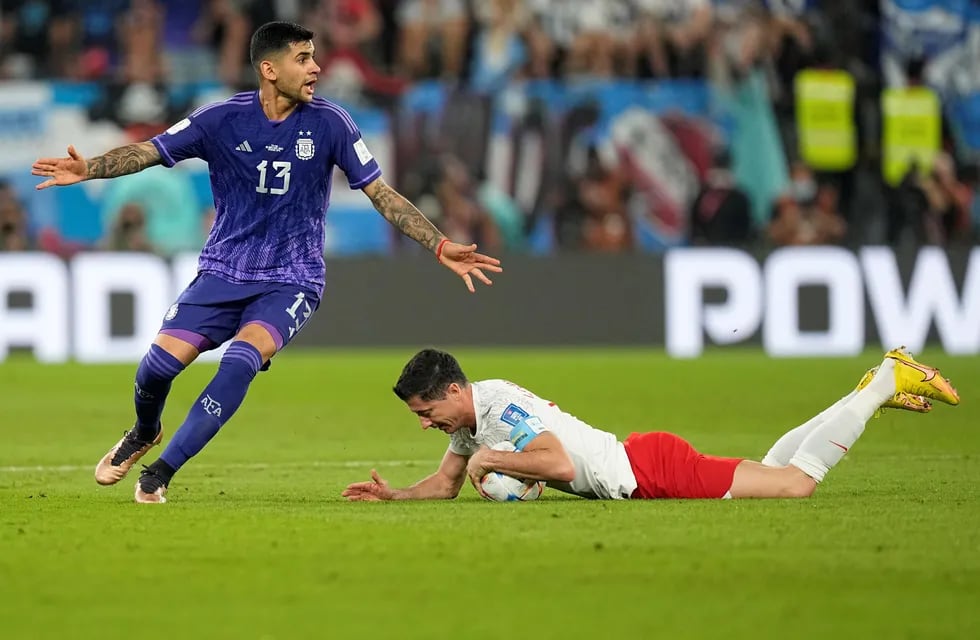 El cordobés Cristian "Cuti" Romero jugó de entrada en la selección ante Polonia en el cierre de la fase de grupos del Mundial de Qatar. (AP)