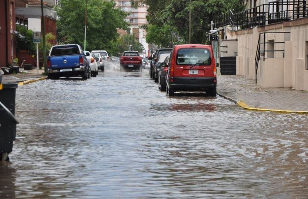 Un fuerte temporal azotó a Pinamar: se volaron carpas y hay calles inundadas. (WEB)