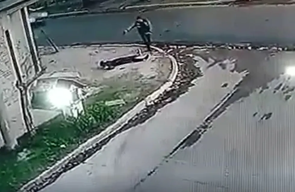 La captura del video que muestra la secuencia de los hechos de la muerte de los motochorros a manos del Policía.