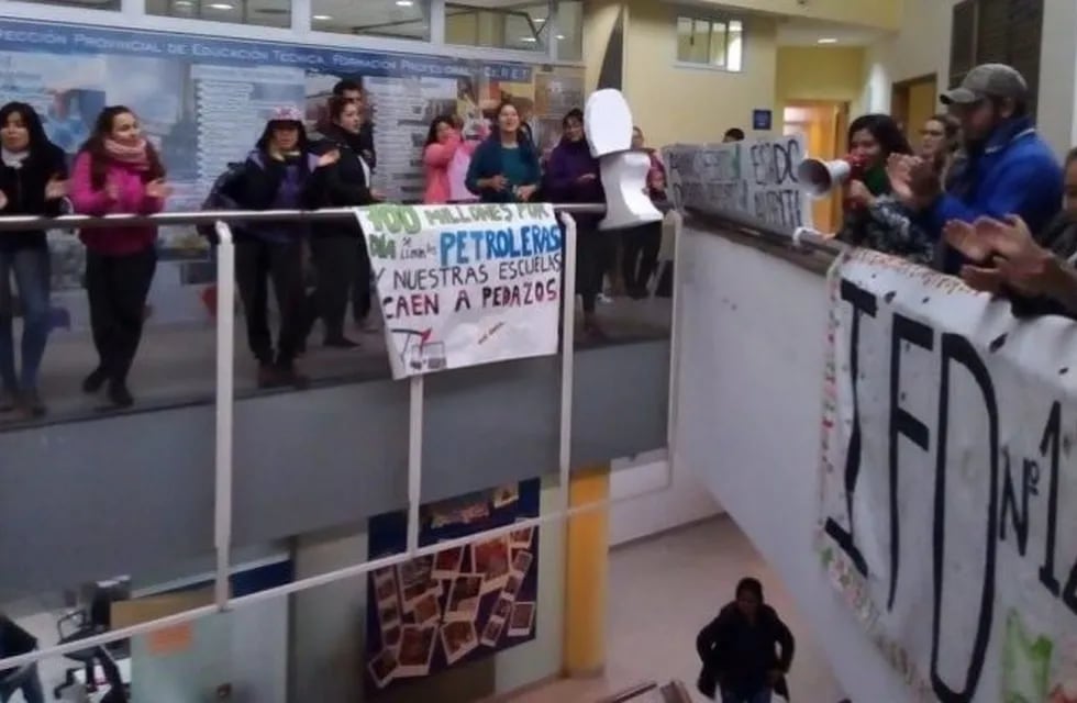Estudiantes y docentes protestando por mejoras en el edificio