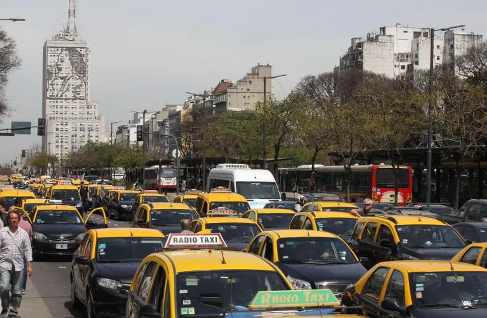 Taxistas protestan contra Uber. (EFE)