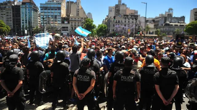 Incidentes en la despedida de Diego Maradona: la Policía cerró la fila y se enfrentó con los fanáticos