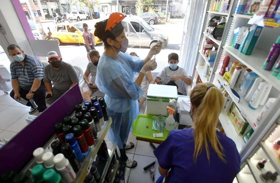 Las farmacias, vacunatorios contra el COVID en Córdoba (foto Laura Lescano).